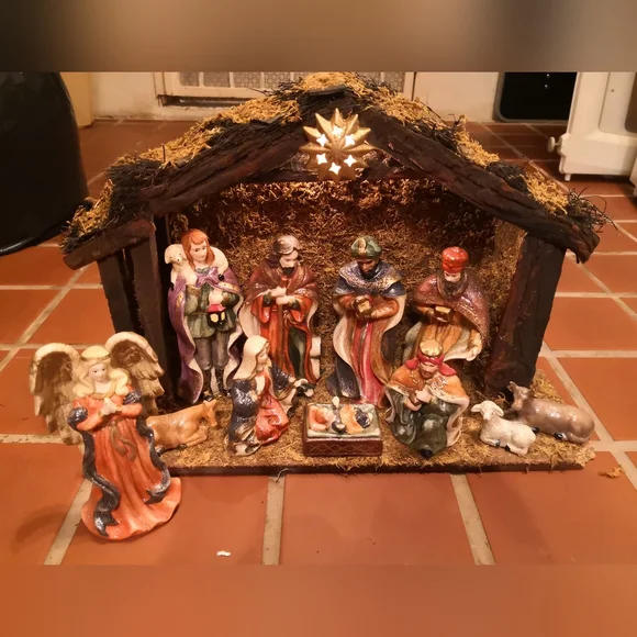 Hand-painted Porcelain Nativity Set - Picture 4 of 12